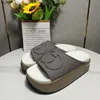 Дизайнер Сандалии Сколка с коробкой роскошной сандалии мужчин женские туфли для бассейна подушка комфорт тисненные мулы медные тройной черный розовый слоновой кот летние модные слайды Beac J230522