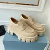 Designerskor Herr Dam Plattform Loafers Mjuk kohud Sneakers Triangel Gummi Svart Glänsande Läder Chunky Rund Head Sneaker Skor med tjock botten med låda storlek 35-46