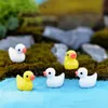 Objets décoratifs Figurines 50PCS Mignon Mini Résine Jaune Canard Ornement Figurines Miniatures Minuscule Artisanat Micro Paysage Maison De Poupée Décoration 230522