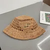 Breda randhattar hink halm hatt designer kepsar hand vävda broderade bokstäver kvinnor sommar strand halmhat lämplig för reseonnät raffia p hink hatt