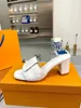 Ciabatte da spiaggia da donna famose Tacco piatto classico Estate Designer Moda infradito in pelle da donna di marca Scivoli famale scarpe Hotel 0516