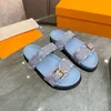 Bom Flat Mule Designer Skórzane kapcie Sandały Women bez wysiłku stylowe szkiełka 2 paski z wyregulowanymi złotymi klamrami Kobiety Summer Slipper 05