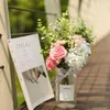 Fleurs décoratives Roses en soie artificielle Babys Breath Flower Eucalyptus Leaves Arrangements de baies Bouquet de mariage (Rose sans vase)