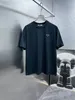 Luxuriöses Designer-T-Shirt für Herren und Damen, T-Shirt von PRA, Sommer, neues individuelles Stoff-Digitalspray-Handtaschenbuchstabe, Logo auf der Rückseite, individuelles Lederetikett, kurzärmliges T-Shirt