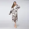 Vêtements de nuit pour femmes transfrontalière Double face épaissie Robe pyjamas Couple maison cravate teint peignoir flanelle chemise de nuit