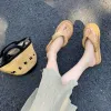 2024 Designer Sandaler Nya kvinnor tofflor Pintoed Flip-Flops Fårskinn Fashion Outwear Sandals Slope Heel Thick Soled Beach Shoes