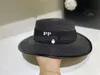 Erkek ve kadın büyük hasır şapka tasarımcısı Bere şapka marka üçgen örgülü hasır gölge şapka Kişiselleştirilmiş Açık Düz Tabanlı Plaj Tatili Küçük Yüz Gösterir