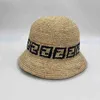 Geniş Memlu Şapkalar Cindi Kötü Şapkalar Saf Handwoven Rafya Şapkaları Orijinal Renk Mektubu Balıkçı Şapkaları Yüksek Kişilik Doğal Straw Pot Şapkaları Açık Güneş Protectio J230520