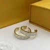 2023Ladies Fashion Gold Hoop أقراط العلامة التجارية المصمم للنساء حفل زفاف الزوجين زوجين مشاركة الهدية المجوهر