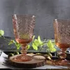 ヨーロッパスタイルのエンボス加工されたワイングラスステンドグラスビールゴブレットビンテージワイングラスウォータージュースパーティー用品用の飲酒カップ270ml 7colors