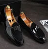 Nouvelle mode tendance chaussures quotidiennes pour hommes en cuir verni couture daim métal crochet décoration mâle confortable mocassins décontractés