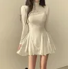 カジュアルドレスレトロなスリムなセクシーな白いタートルネックドレス膝の上の女性のムジャー不規則なフリルブラックグレー