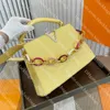 Pembe Deri Çanta Kadın Tasarımcı Tote Çanta Klasik Metalik Mektup Çanta Renkli Zincirle En Kaliteli Büyük Kapasiteli Kare Lady Çanta