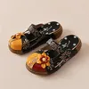 Tofflor 2023 sommar avslappnad vintage lägenheter kvinnors tryckta läder boho strandskor blommor halter slip-on zapatos