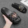 Tofflor lyx varumärke män glider skor tofflor sommar sandaler strand glid platt designer klassisk rutig mönster tryck avatar flip flops sneakers storlek 3946 j2305