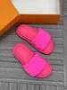 Diseñadores de mujeres Pool Pillow Flat Comfort Mule Slippers Toboganes de lujo para hombre Correa delantera acolchada de verano Estilo fácil de usar Sandalia de moda Tamaño us 5-12