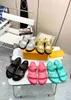 2023 Authentische Damen-Designer-Hausschuhe Bom Dia Flat Comfort Mule Slides Luxus bunt geprägtes Leder Strand Sommer Schnalle Pool Comfort Sandale Größe US 4-11