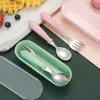 Dinnerware Sets Small Round Round Dining Sala de mesa Conjunto de 2pcs Aço inoxidável Baby Tableware Spoon Portable e garfo com caixa de armazenamento fofa