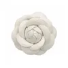 Spilla a forma di spilla con fiore in tessuto di seta della camelia di marca di lusso Spilla con spilla a fiore bianco con fiore bianco