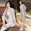 Pantaloni da donna a due pezzi Cappotto Cappotto da donna Estate 2023 Stile coreano Moda Temperamento Straniero Grande Casual Rete Rosso Due pezzi