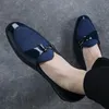 Nouvelle mode tendance chaussures quotidiennes pour hommes en cuir verni couture daim métal crochet décoration mâle confortable mocassins décontractés