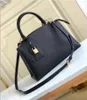 2023 bolsa de couro genuíno bolsas femininas designers em relevo Bolsas de mensagens de ombro de ombro bolsa feminina clássica bolsa de bolsa Mulheres Satchel