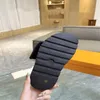 Nu is de Designer Slippers van het stel hoogwaardige merceriseerde stof met 3D-printtextuur super sterke schapenvacht voering anti slip schuim bodembodem 35-45 gouden gespel