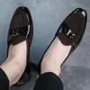 Nouvelle mode tendance chaussures quotidiennes pour hommes en cuir verni couture daim métal crochet décoration mâle confortable mocassins décontractés