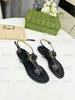 Marmont Logo verzierte Ledersandalen Damen THONG Sandalen Klassische flache Sandale für Damen 5 mm Höhe Sommer Strandschuhe Luxus Flip Flops Slipper