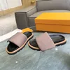 Nu is de Designer Slippers van het stel hoogwaardige merceriseerde stof met 3D-printtextuur super sterke schapenvacht voering anti slip schuim bodembodem 35-45 gouden gespel