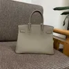 Borsa tote BK Cucita a mano con filo di cera color miele Home Togo Pelle di vitello Borsa a mano con fibbia in pelle grigio elefante