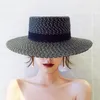 Шляпа Шляпы с краями Черно -белая плоская соломенная шляпа Женщины элегантные модные пляжные приморские каникулы Солняние Солнце Защита Панама Elob22