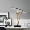 Lampy stołowe kreatywne lampa nordycka lekkie E27 czarne biurko nowoczesne salon sypialnia sypialnia łóżka