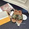 2023 Diseñador de lujo de verano celinn zapatillas planas de fondo grueso con punta abierta Diapositiva Mujeres Sandalias de banda cruzada de cuero genuino suave Zapatos de vacaciones cómodos al aire libre