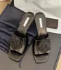 Lato SS23 Sandals Sandals Buty Kobiety róża kwiat lakierowany metalowe literowanie logo poślizg na zjeżdżalni Kapta Doskonałe spacery EU35-43