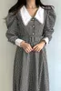 Sukienki swobodne koreańskie eleganckie jesienne retro małe imprezowe koronkowe kołnierz Pearl Button Talia Zakręcona długie rękawe sukienki Kobiety