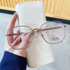 Montature per occhiali da sole Moda carina Occhiali rotondi trasparenti con luce blu 2023 Occhiali da vista con lenti ottiche trasparenti per la lettura della miopia Montatura normale
