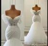2023 Vestidos de noiva simples de sereia cetim de ilusão de ombro de mangas curtas Apliques de renda de cravos vestidos de noiva PLUS TAMANHO DE VESTIDO DEIVA