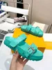 2023 Authentic Designer Feminino Chinelos BOM DIA FLAT CONFORT MULE Sandálias de couro de bezerro em relevo metálico com fivela salto baixo desliza tamanho US4-11