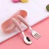 Dinnerware Sets Small Round Round Dining Sala de mesa Conjunto de 2pcs Aço inoxidável Baby Tableware Spoon Portable e garfo com caixa de armazenamento fofa