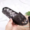 Modische transparente flache Sandalen aus Gummi im Designer-Stil für Strandreisen