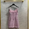 Grundlegende Freizeitkleider Designer-Stoffkleid aus weichem Tweed mit Perlen in Rosa für Damen, schickes High-End-Feeling, offener Rücken, hohe Taille und Wickelrock auf der Brust KWAA