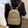 Venta al por mayor bolso de hombro para mujer 2 tamaños pequeño bolso de moda a cuadros fresco bolso de cuero grueso mochila de viaje de ocio mochilas con remaches de calle bolsos de contraste 9255 #