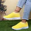 Sapatos de vestido amarelo listra meias de malha tênis mulheres 2022 primavera verão deslizamento em apartamentos mulher plus size malha respirável correndo y23