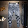 Jeans masculinos homens novos casuais calças de calça de jeans magras da moda Man Letter de rua imprimida Hole angustiado calça jeans cinza 201123 L230520