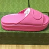 Pantoufles pour femmes de créateurs Sandales PantouflesÉté Nouveau produit Semelle épaisse Sandales surélevées Gelée Couleur Pantoufles Chaussures de mode pour femmes 45