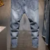 Męskie dżinsy Mężczyzn Nowe rozryte swobodne chude dżinsy spodnie Mash Man Man Treetwear Letter Drukowana dziura Grey Denim Pants 201123 L230520