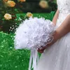 装飾的な花ピュアホワイトパールウェディングフラワーブーケリボン装飾記念日のための人工花束