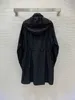 Trench Coats Femme Designer 2023 Printemps / Été Nouveau Triangle Brodé Poitrine Badge avec Cordon Taille Demi Fermeture Éclair Avant Coupe-Vent Robe F5IF