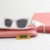 Modedesigner solglasögon enkla solglasögon för kvinnor män klassiskt märke solglas med bokstav goggle adumbral 7 färgalternativ glasögon